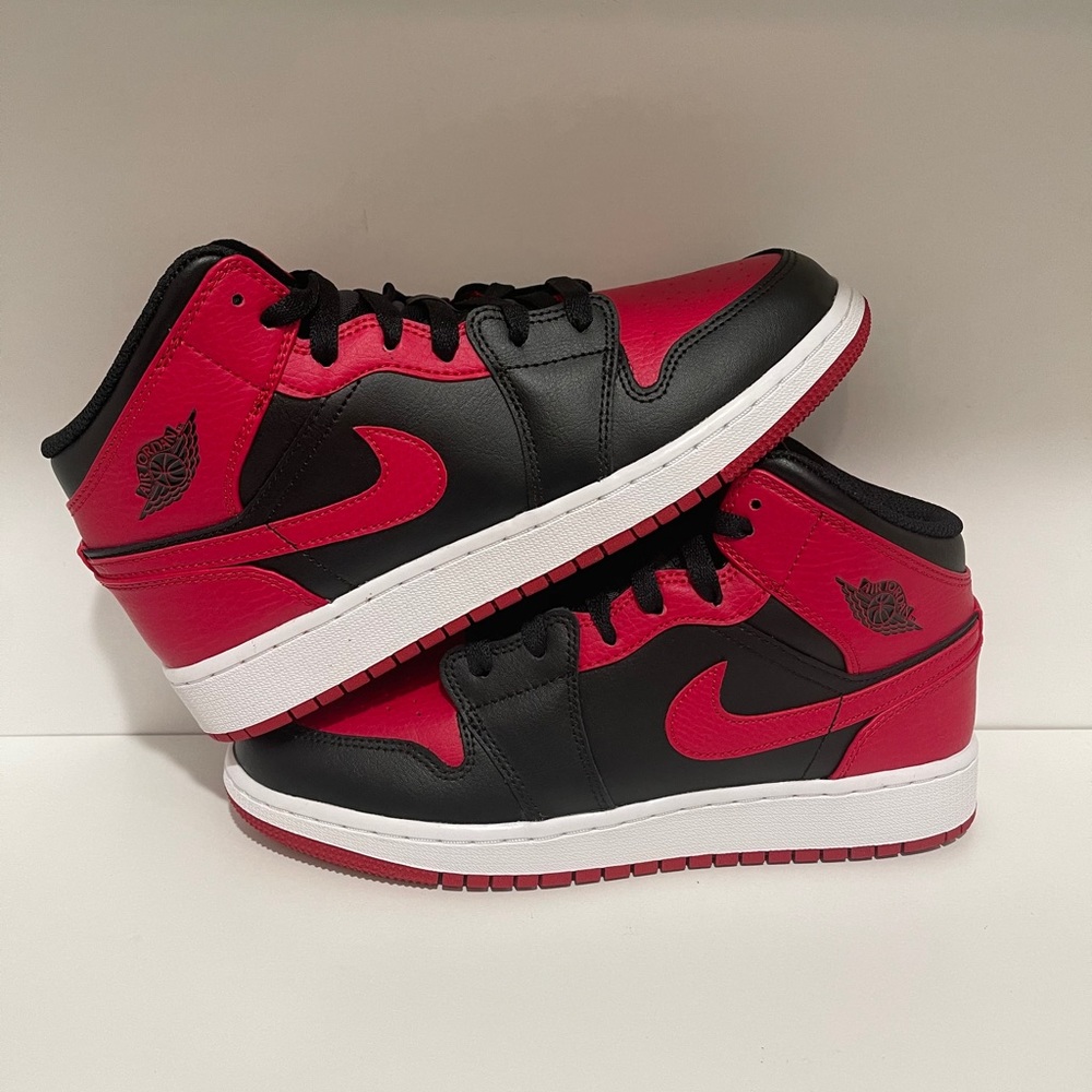 Jordan 1 mid gs “Banned” size 6y (7.5 women’s)